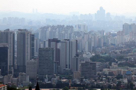 지난해 강남 집값 상승이 전체 집값 가격에 5분의 1 이상 기여한 것으로 나타났다. 연합뉴스